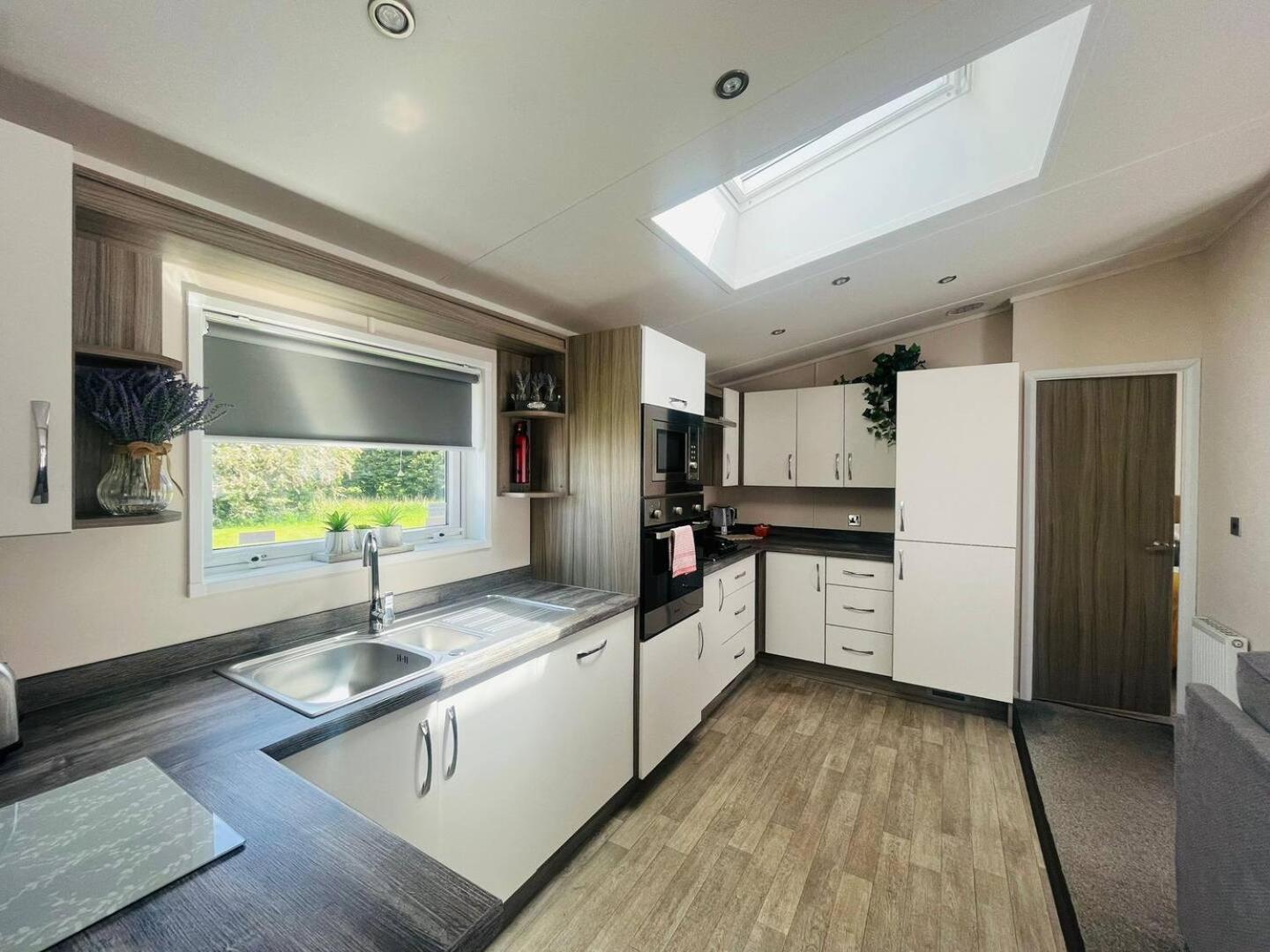 Waterside Retreat With Hot Tub Villa Pocklington Dış mekan fotoğraf