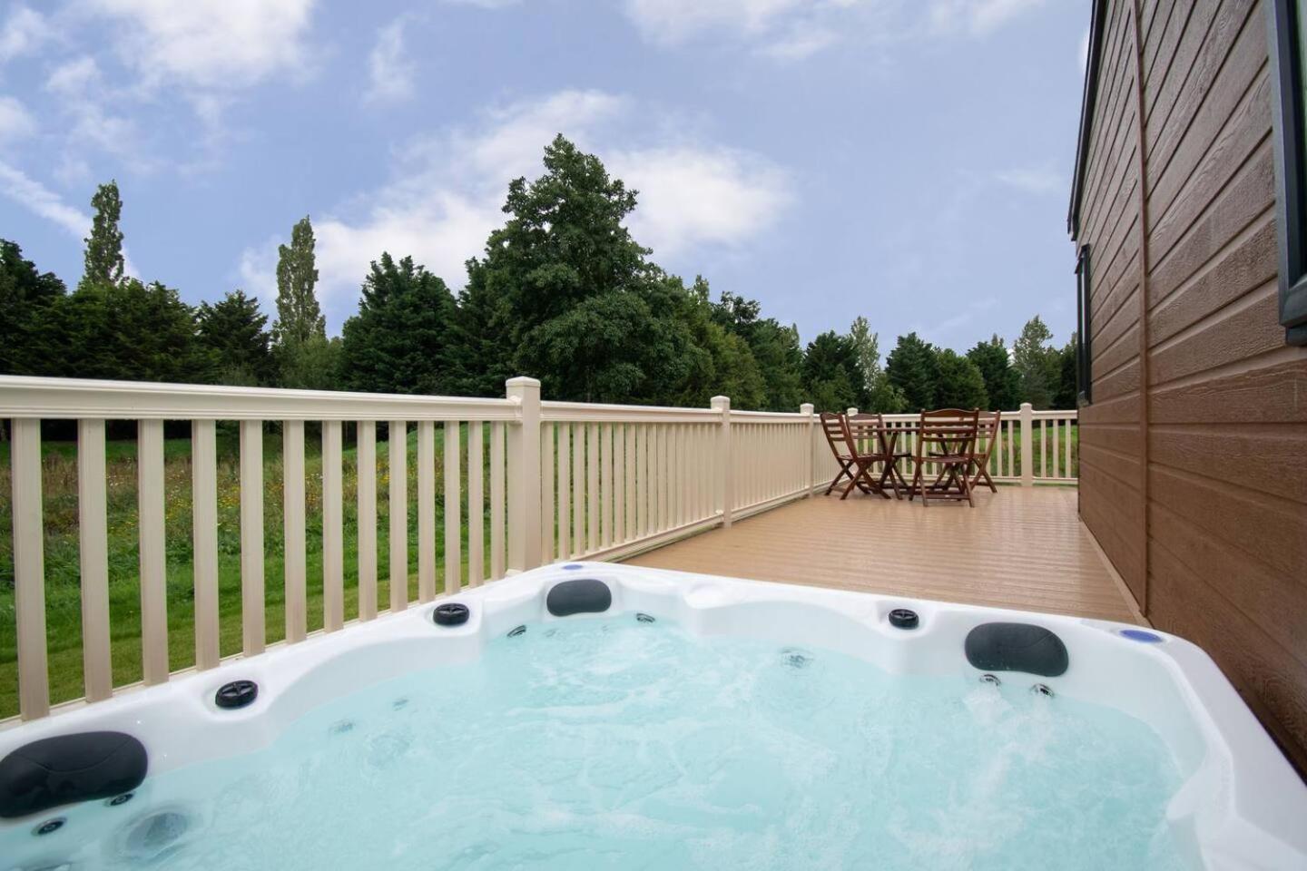 Waterside Retreat With Hot Tub Villa Pocklington Dış mekan fotoğraf