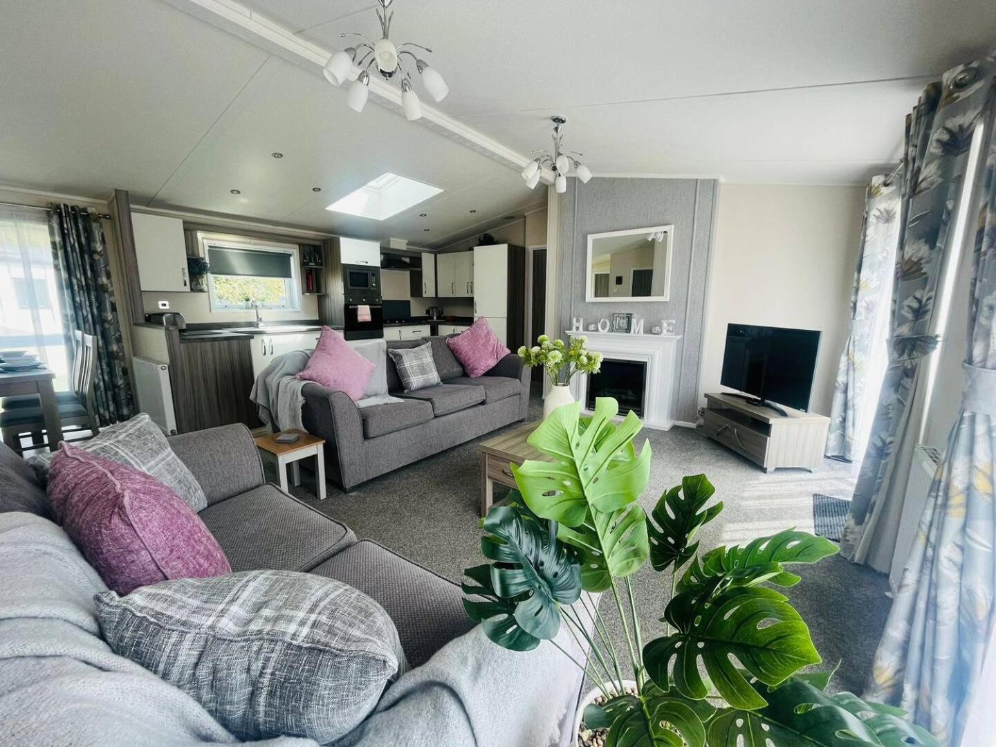 Waterside Retreat With Hot Tub Villa Pocklington Dış mekan fotoğraf