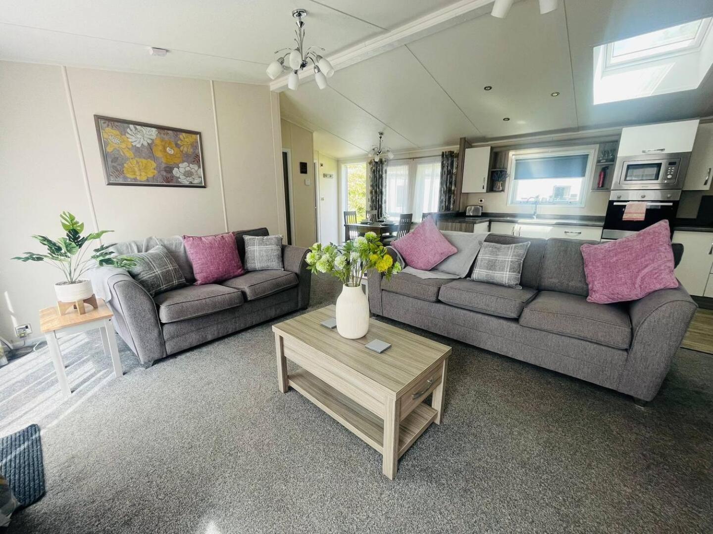 Waterside Retreat With Hot Tub Villa Pocklington Dış mekan fotoğraf